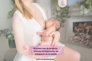 Una madre amamantando a su bebé en un ambiente tranquilo.