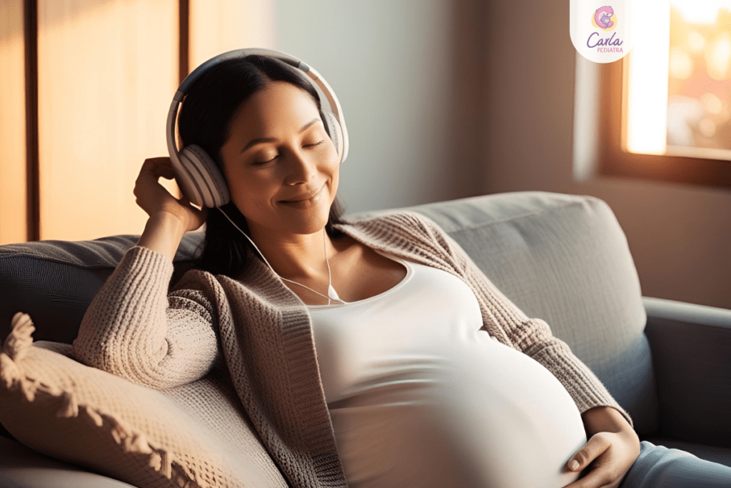 una madre usando auriculares y relajándose mientras escucha música, posiblemente con una sonrisa suave